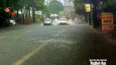 Mưa xối xả, nhiều đường làng ngõ phố Nghệ An biến thành biển nước