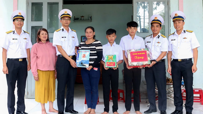 Lữ đoàn 189 thăm, tặng quà con ngư dân nhận đỡ đầu nhân dịp năm học mới