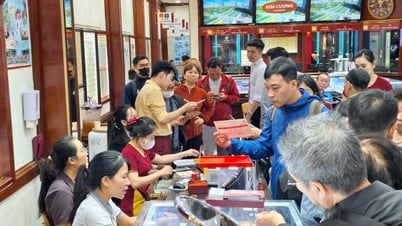 Giá vàng chiều nay 17/8: Giá vàng nhẫn giảm mạnh, vàng miếng lập kỷ lục mới