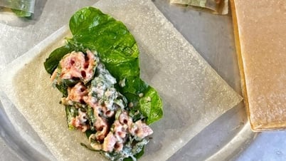 Làm chả lá lốt theo cách này của mẹ trẻ Hà thành, gói không sợ bung, ăn giòn rôm rốp, ngon 'ô mê ly'