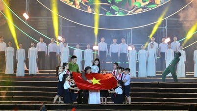 Tùng Dương, Hòa Minzy gây xúc động trong chương trình 'Tự hào là người Việt Nam'