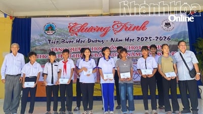 Tặng quà và học bổng cho học sinh các xã miền núi Bác Ái