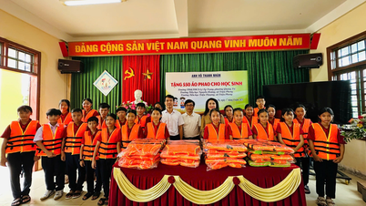 Trao tặng gần 1.000 áo phao cho học sinh vùng lũ
