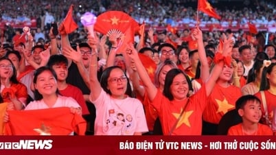 Xúc động hơn 30.000 khán giả cùng hát 'Tiến quân ca' tại sân vận động Mỹ Đình