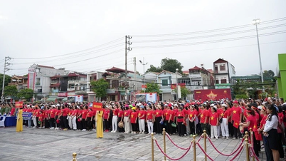 Cán bộ, nhân dân tỉnh Điện Biên hào hứng tham gia chương trình "1 tỷ bước chân tiến vào kỷ nguyên mới"