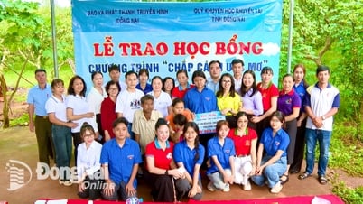 Một nữ sinh có hoàn cảnh khó khăn tại xã Nghĩa Trung nhận học bổng 146 triệu đồng