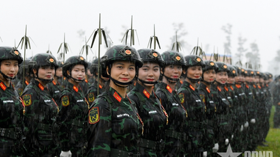 Nét đẹp kiên cường trong mưa của lực lượng tổng hợp luyện diễu binh, diễu hành