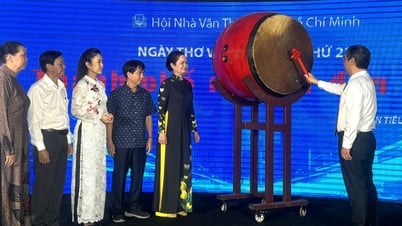 ホーチミン市でベトナム詩の日を開幕するため党委員会の指導者らが太鼓を鳴らす
