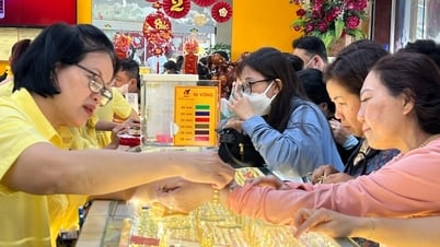 Giá vàng chiều nay 18/8: Giá vàng trong nước và thế giới tăng lên đỉnh mới