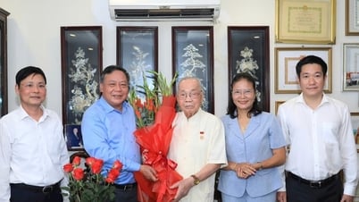 Đồng chí Nguyễn Văn Phong thăm, chúc mừng Công an TP Hà Nội và cán bộ lão thành cách mạng