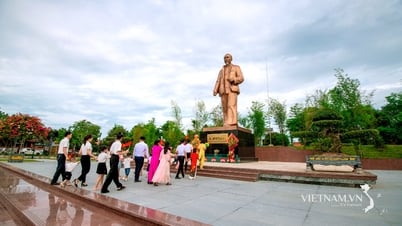Tượng đài "Bác Hồ về thăm quê" tại sân vận động Làng Sen