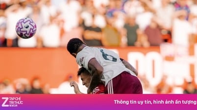 Khoảnh khắc Sesko bị 'đè mặt' gây sốt