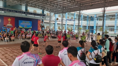 ការប្រកួតកីឡាបាល់ទះ និងបាល់ទាត់ដ៏រំភើបដើម្បីស្វាគមន៍មហាសន្និបាតលើកទី១ របស់គណៈកម្មាធិការបក្សឃុំហូធីគី អាណត្តិ ២០២៥ - ២០៣០។