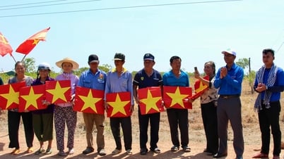 Chung tay trao tặng 80.000 lá cờ Tổ quốc và 80.000 ảnh Bác Hồ tới các gia đình khó khăn vùng biên giới