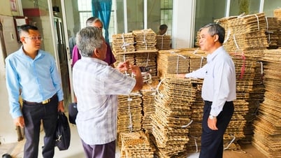 Phó Chủ tịch UBND- Châu Văn Hòa khảo sát HTX Gia công sản xuất hàng thủ công mỹ nghệ xuất khẩu An Phú
