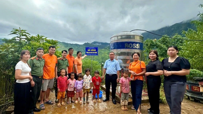 Công an Lào Cai mang nước sạch đến với trẻ em vùng cao