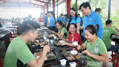 Tổ chức “Bữa cơm Công đoàn” và tặng quà cho người lao động