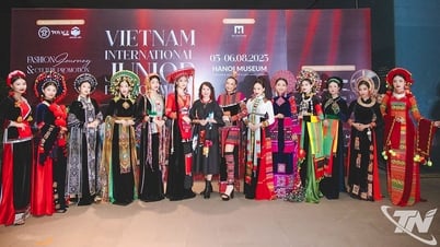 'Sắc Núi' - 'Hơi thở đại ngàn' trong tà áo dài Việt