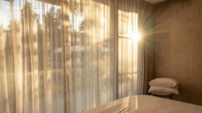 Vì sao ánh sáng có thể xuyên qua kính?