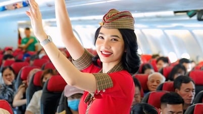 Nhận quà từ Vietjet khi mặc áo cờ đỏ sao vàng lên máy bay