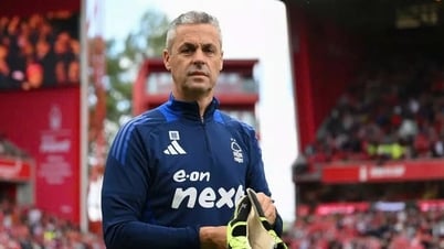 HLV ở Premier League phải khâu 6 mũi vì ăn mừng quá khích