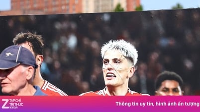 CĐV MU phá hoại ảnh Garnacho