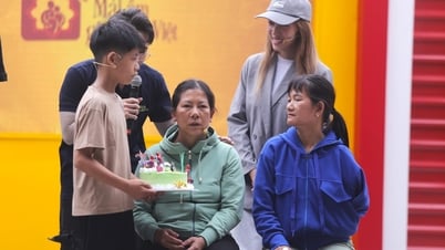 Xúc động cậu bé mồ côi làm “đôi mắt” cho mẹ mù tại Mái ấm gia đình Việt