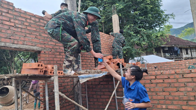 Cán bộ, chiến sĩ Trung đoàn 174, Sư đoàn 316 nỗ lực giúp dân khắc phục hậu quả thiên tai