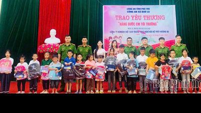 Tặng quà cho học sinh có hoàn cảnh khó khăn xã Bao La