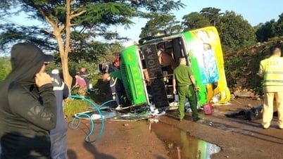 Lật xe khách trên đường Hồ Chí Minh khiến nhiều hành...