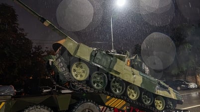 Xe tăng, xe thiết giáp 'hành quân' trong đêm mưa về trụ sở Bộ Quốc phòng
