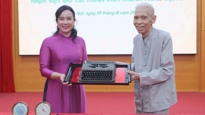 Der ehemalige Direktor der Reliquienstätte Tran Viet Hoan präsentierte ein wertvolles Artefakt über Onkel Ho