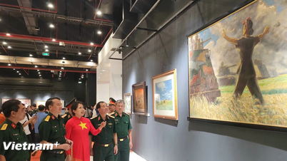 Tái hiện 'Những ngày tháng lịch sử' bằng hơn 200 tác phẩm hội họa, điêu khắc