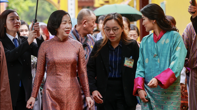 Die Frau des Präsidenten und die Königin von Bhutan besuchen die Tran Quoc-Pagode im frühen Herbstregen.