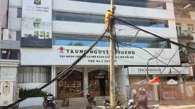 Đang tháo dỡ 8 trụ điện dưới lòng đường sau phản ánh của Báo SGGP