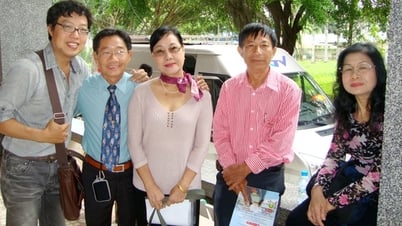 Nghệ sĩ sân khấu TP HCM viếng mộ nhà báo Nguyễn Văn Tuấn "Sáu Tuấn"