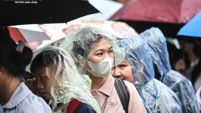 Khán giả đội mưa xếp hàng chờ trải nghiệm công nghệ thực tế ảo VR