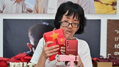Bộ sưu tập cờ đỏ sao vàng tạo nên từ nghị lực của những người khuyết tật