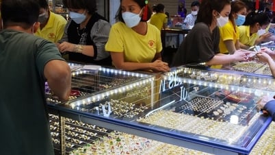 Giá vàng hôm nay 19-8: Sụt giảm khi USD tăng giá