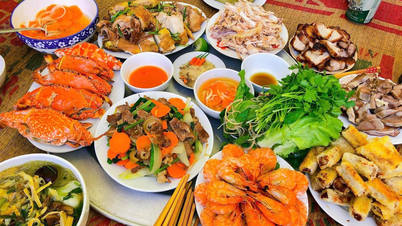 Braut aus Hai Phong beeindruckt vom Essenstablett aus der Heimatstadt ihres Mannes mit duftenden, vom Holzkohlegrill zubereiteten Gerichten