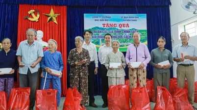 Dâng hương tri ân anh hùng liệt sĩ và tặng quà gia đình chính sách tại xã Hòa Vang