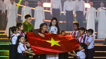 Tùng Dương, Hòa Minzy khiến hơn 30.000 khán giả xúc động