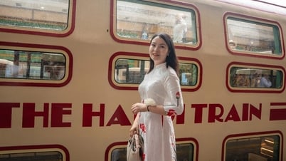 Nội thất sang trọng bên trong đoàn tàu du lịch 2 tầng đầu tiên ở Hà Nội