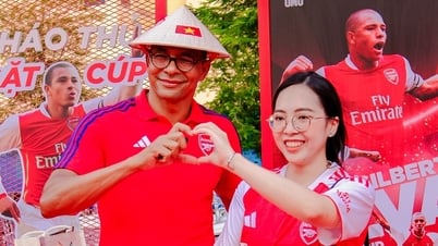 Huyền thoại Arsenal gây sốt với nón lá, tâng bóng cùng Tiến Linh