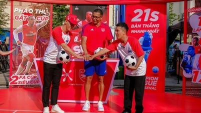 Huyền thoại bóng đá Gilberto Silva gây náo loạn phố đi bộ Nguyễn Huệ
