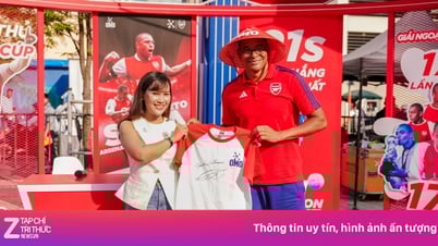 Vóc dáng ấn tượng của huyền thoại Arsenal khi đến Việt Nam