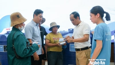 The Ministry of Agriculture and Environment gives water tanks and disinfectant tablets to flood victims in Tuong Duong commune.