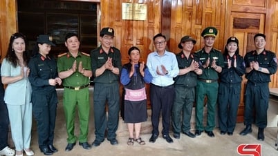 Bàn giao 6 nhà Đại đoàn kết cho hộ nghèo xã Lóng Phiêng