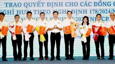 Thuế tỉnh An Giang trao quyết định cho 141 đồng chí nghỉ hưu trước tuổi, nghỉ thôi việc