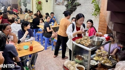 Quán phở gà chấm độc lạ ở Hà Nội, khách muốn ăn phải xếp hàng và "có duyên"